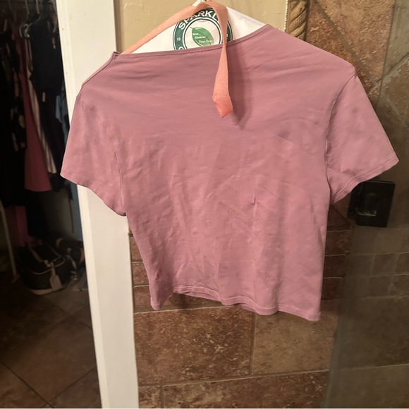 Lululemon NWOT Asymmetrical Front-
Twist T-Shirt Rose Blush
Size XL - Picture 3 of 5